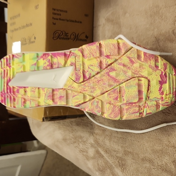 Plum  tennis shoes - Picture 4 of 4